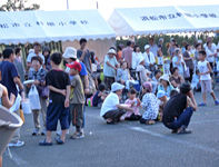 納涼祭を楽しむ町民