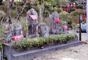 （写真1）壊された石仏（村櫛町 随縁寺）